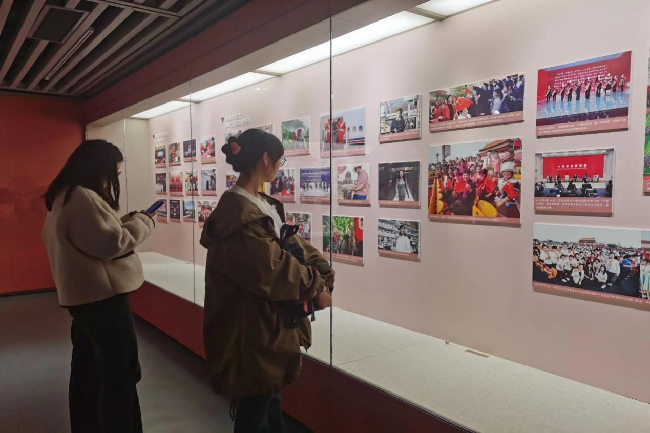学生们通过综合实习,实地参观欣赏武康路安福路街道设计,上海市人民