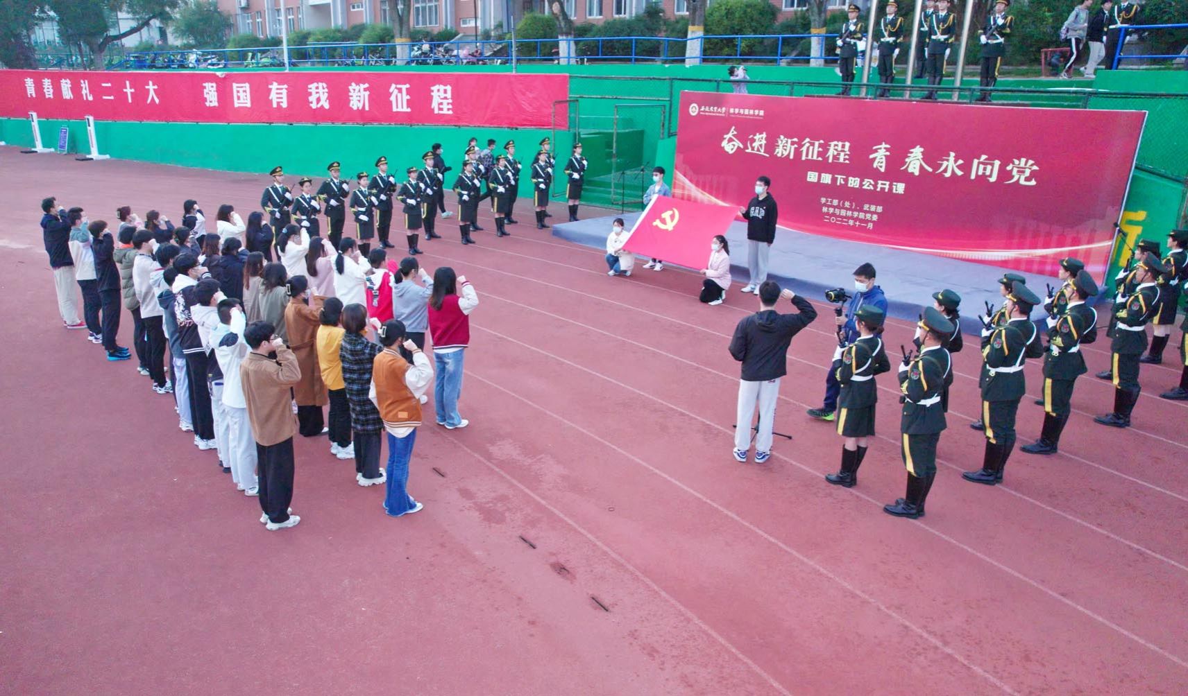 党员重温入党誓词