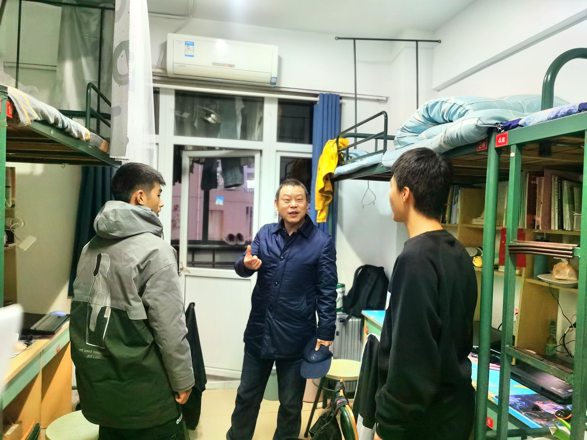 学校领导到寝室看望学生